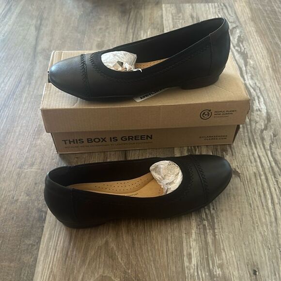 Clarks Women's Sara Bay Black Leather Slip-on Ballet Flat Shoes Size US 6 NEW - Picture 1 of 5